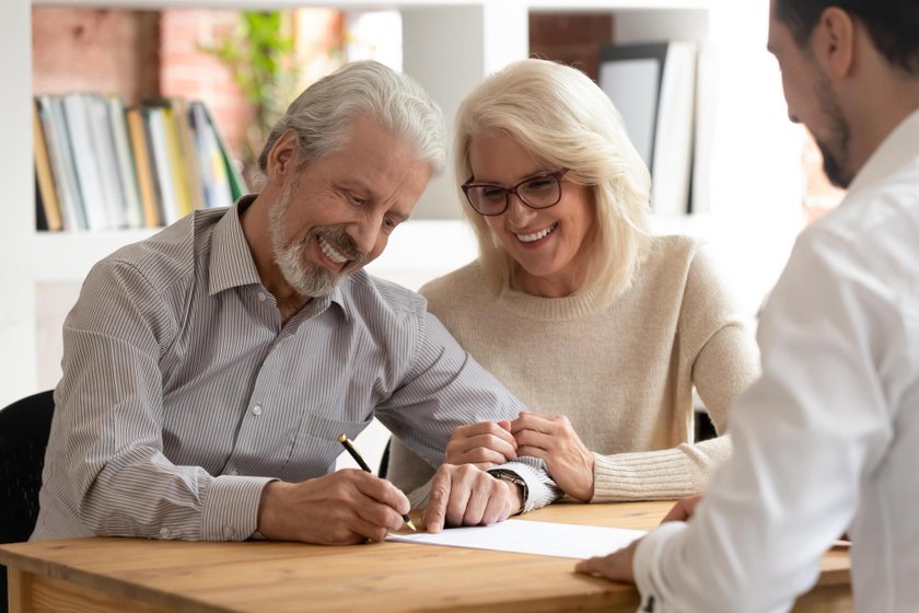 A couple choosing the auto policy that fits them with their agent